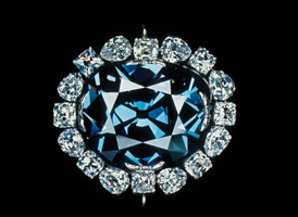 Диамантът Хоуп привлича като магнит със своя наситен синьо-сив цвят и изкусителен блясък. Цената да притежаваш ценния камък обаче се оказва прекалено висока.